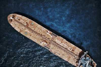 Ормузкият проток е най-важният енергиен „chokepoint“ в света, през който преминава една пета от глобалния петролен поток. Всеки конфликт там може да предизвика внезапен недостиг и рязък скок в цените на енергията. Иран има силен стимул да поддържа контролирана нестабилност, докато САЩ се стремят да ограничат ефекта върху пазара. Анализът разглежда реалистичните сценарии, потенциалните дефицити и възможното възстановяване на глобалния петролен баланс.