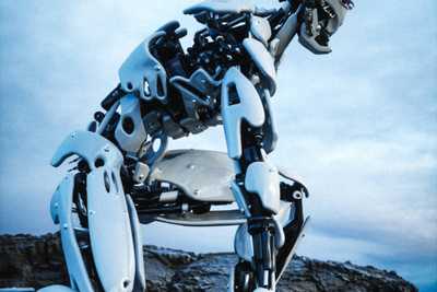 Трилиони долари се наливат в AI инфраструктура. Но откъде ще дойде възвръщаемостта? От заместването на човешки труд. Анализ на 784 професии, базиран на данни от Tufts University, Anthropic и Wharton, показва кои работни места са първи на опашката — и защо "безопасната зона" е едновременно утешителна и тревожна.